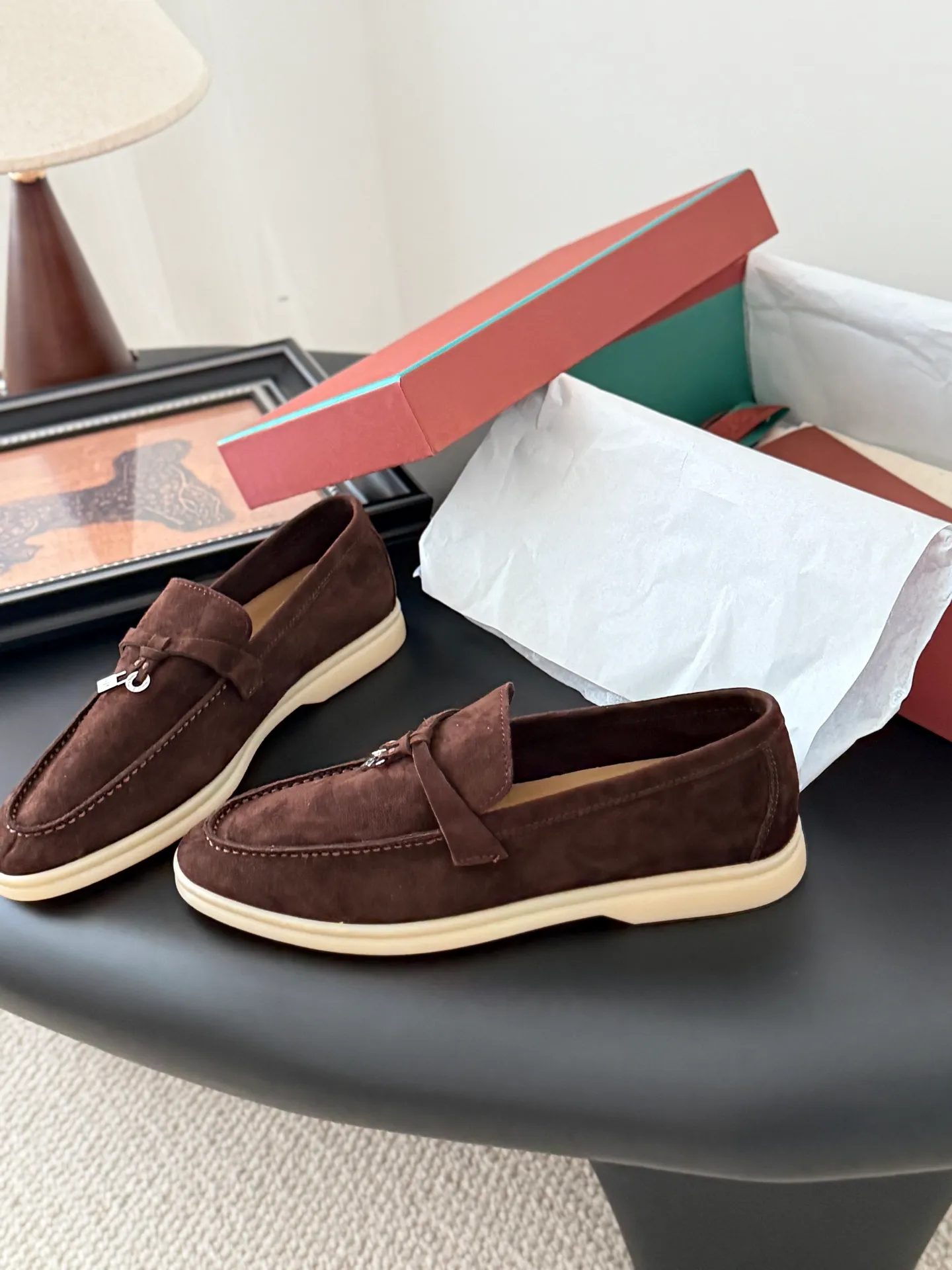 👟👟Ex-factory price 480👟👟 Top-quality double-layered genuine leather loafers. The quality is authentic. LP only sells high-end versions. Summer walk only has O pairs and countless pairs. The aesthetics and choice of shoes are also a kind of self-expression. Loro captures me with the comfort of walking on clouds. It adapts to the comfortable and relaxed state of wearing on weekdays, allowing i people to shuttle freely in relaxation and leisure. Double-layer leather on the upper, sheepskin lining Original outsole Size: 35-44